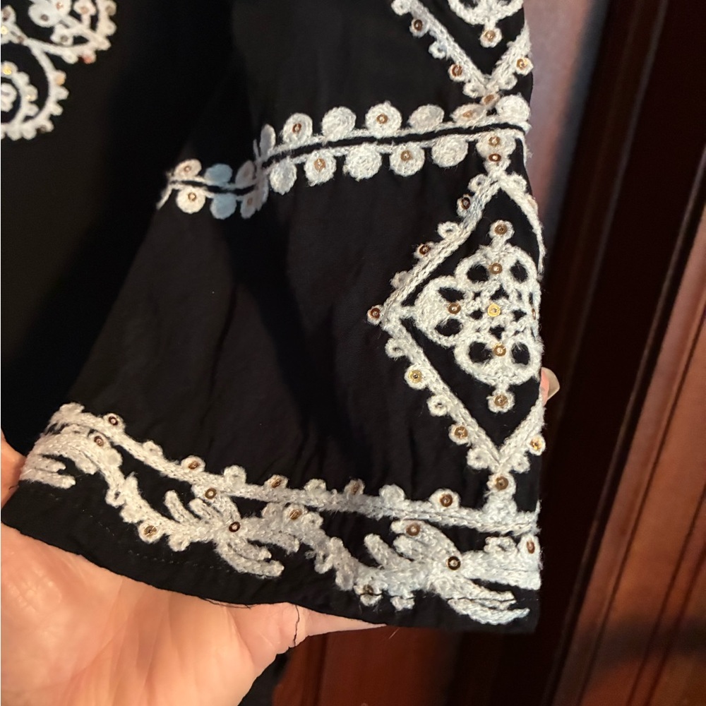 Lulu's Black Top with White Embroidery - Picture 4 of 6